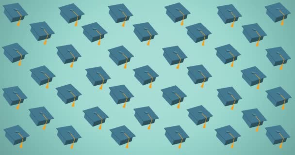 多重毕业帽的数字动画图标在绿色背景下飘扬 回到学校和教育的概念 — 图库视频影像