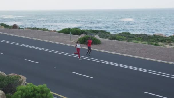 人们在山路上跑步时 人们用粉色和橙色把这些词的动画调得更流畅了 积极的感觉 健康和幸福的概念 数码制作的视频 — 图库视频影像