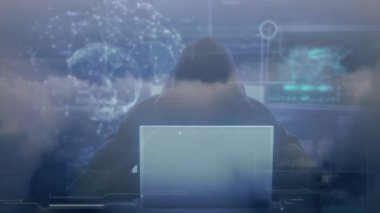Bilgisayarlı hacker üzerinden dünya ve veri işleme animasyonu. küresel internet güvenliği, dijital arayüz, teknoloji ve ağ konsepti dijital olarak oluşturulmuş video.
