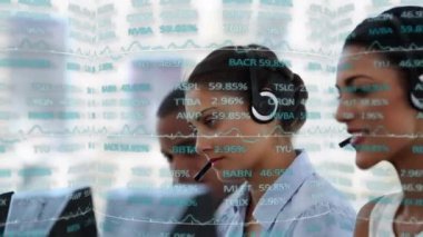 Telefon kulaklığı kullanan iş adamlarının finansal veri işleme animasyonları. küresel iş, veri işleme, dijital arayüz, teknoloji ve ağ konsepti dijital olarak oluşturulmuş video.