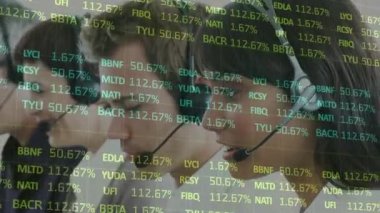 Telefon kulaklığı kullanan iş adamlarının finansal veri işleme animasyonları. küresel iletişim, iş dünyası, dijital arayüz, teknoloji ve ağ konsepti dijital olarak oluşturulmuş video.