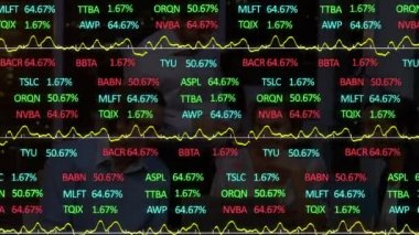 İş adamı üzerinden finansal veri işleme animasyonu. küresel iş, dijital arayüz, teknoloji ve ağ konsepti dijital olarak oluşturulmuş video.