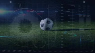 Futbolcu üzerinden veri işleme animasyonu. global spor, dijital arayüz, teknoloji ve bağlantılar konsepti dijital olarak oluşturulmuş video.