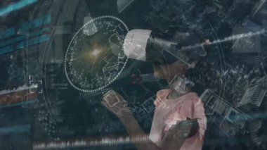 VR kulaklık takan bir kız için tarama ve veri işleme animasyonu. küresel teknoloji, dijital arayüz ve bağlantılar konsepti dijital olarak oluşturulmuş video.