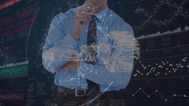 Düşünen adam üzerinde tarama ve veri işleme animasyonu. küresel teknoloji, dijital arayüz ve bağlantılar konsepti dijital olarak oluşturulmuş video.