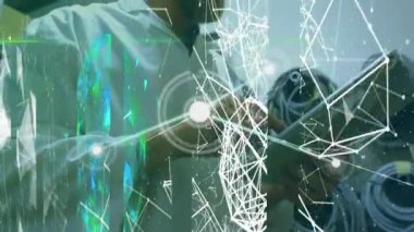 Plexus ağları ve dijital tablet kullanan orta kesime karşı bağlantı ağı. küresel ağ ve teknoloji kavramı