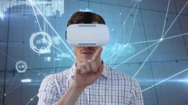 VR kulaklık takan iş adamlarının animasyonu ve veri işleme ağı. küresel iş, dijital arayüz, teknoloji ve ağ konsepti dijital olarak oluşturulmuş video.