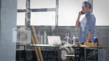 Akıllı telefon kullanan iş adamlarının dijital simge ağının animasyonu. küresel iş, dijital arayüz, teknoloji ve ağ konsepti dijital olarak oluşturulmuş video.