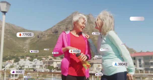 Анимация Уведомлений Социальных Сетях Над Пожилыми Женщинами Разговаривающими Смеющимися Пляже — стоковое видео