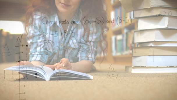 Animazione Equazioni Matematiche Studentesse Che Studiano Biblioteca Istruzione Scienza Apprendimento — Video Stock