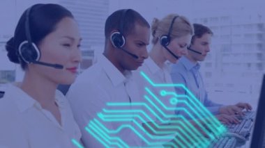 Telefon kulaklığı kullanan iş adamlarının devre kartı elemanlarının animasyonu. küresel veri işleme, teknoloji, bağlantılar ve dijital arayüz konsepti dijital olarak oluşturulmuş video.