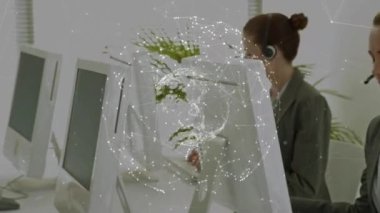 Telefon kulaklığı kullanan iş adamlarının dünya ile olan bağlantılarının animasyonu. küresel bağlantılar, iş, teknoloji ve ağ konsepti dijital olarak oluşturulmuş video.