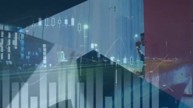 Akıllı telefon kullanarak iş adamının istatistik ve veri işleme animasyonu. küresel iş, dijital arayüz, teknoloji ve ağ konsepti dijital olarak oluşturulmuş video.