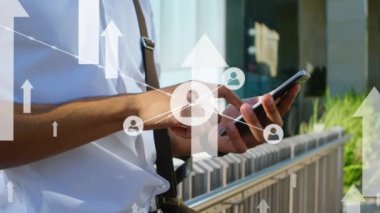 Profil simgeleri ve oklar ağı, akıllı telefon kullanarak insanın orta kesimine doğru ilerliyor. küresel ağ ve teknoloji kavramı