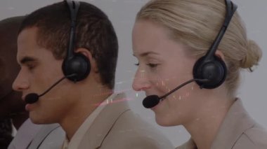 Telefon kulaklığı kullanarak iş adamlarından veri işleme animasyonu. küresel iletişim, iş dünyası, dijital arayüz, teknoloji ve ağ konsepti dijital olarak oluşturulmuş video.