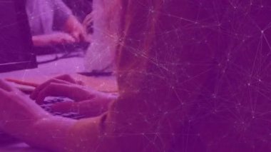 Sınıfta bilgisayar kullanarak okul çocuklarının üzerinden geçen bağlantı ağının animasyonu. 