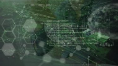 Şehrin her yerinde tarama ve veri işleme alanlarının animasyonu. küresel teknoloji, dijital arayüz ve bağlantılar konsepti dijital olarak oluşturulmuş video.