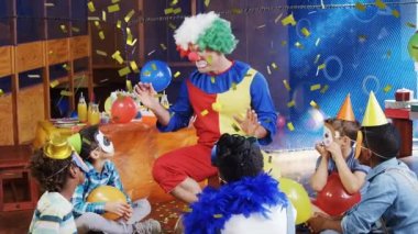 Palyaço ve çocukların partide eğlenmesi üzerine konfeti animasyonu. çocukluk, parti ve kutlama konsepti dijital olarak oluşturulmuş video.