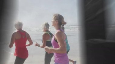 Yazıların animasyonu. İyi titreşimler, siyahlar içinde, kumsalda koşan kadınlar. pozitif duygular ve refah konsepti, dijital olarak üretilen video.