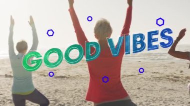 Metnin iyi titreşimlerinin animasyonu, mavi ve yeşil, yaşlı kadınlar plajda yoga yapıyor. pozitif duygular ve refah konsepti, dijital olarak üretilen video.