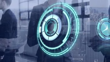 İş adamları üzerinde saat animasyonu, tarama ve veri işleme. küresel iş, dijital arayüz, teknoloji ve ağ konsepti dijital olarak oluşturulmuş video.