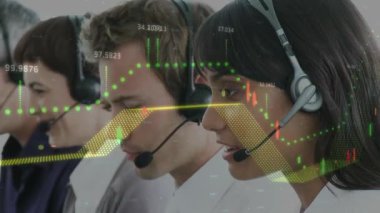 Telefon kulaklığı kullanarak iş adamlarından veri işleme animasyonu. küresel iletişim, iş dünyası, dijital arayüz, teknoloji ve ağ konsepti dijital olarak oluşturulmuş video.