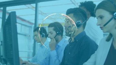 Ofiste çalışan müşteri hizmetleri yöneticilerinden oluşan bir takıma karşı. küresel iş ve ağ teknolojisi kavramı