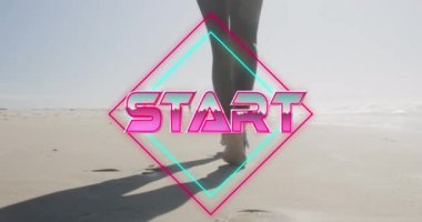 Metnin animasyonu, açık pembe bir şekilde kumsalda koşan bir kadınla başlıyor. pozitif duygular ve refah konsepti, dijital olarak üretilen video.