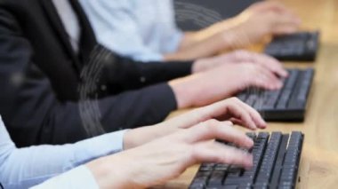 Telefon kulaklığı kullanarak iş adamlarının taranmasının animasyonu. küresel iş, veri işleme, dijital arayüz, teknoloji ve ağ konsepti dijital olarak oluşturulmuş video.