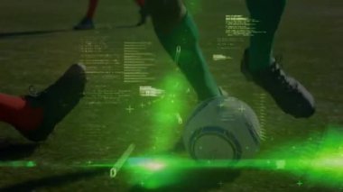 Futbolcular üzerinde veri işleme animasyonu. global spor, dijital arayüz, teknoloji ve ağ konsepti dijital olarak oluşturulmuş video.