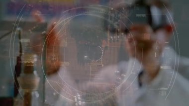 VR kulaklık takan adamın tarama ve veri işleme animasyonu. küresel teknoloji, dijital arayüz ve bağlantılar konsepti dijital olarak oluşturulmuş video.