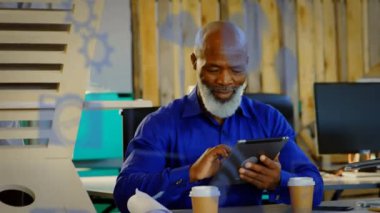 Tablet kullanan iş adamlarının dijital simgelerin animasyonu. küresel iş, dijital arayüz, teknoloji ve ağ konsepti dijital olarak oluşturulmuş video.