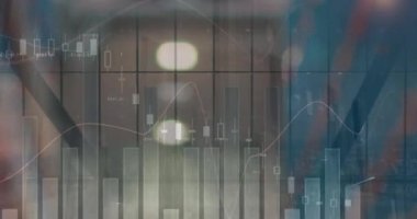 Finansal veri işleme animasyonu odak ışıklarının dışında. küresel iş, veri işleme, dijital arayüz, teknoloji konsepti dijital olarak oluşturulmuş video.