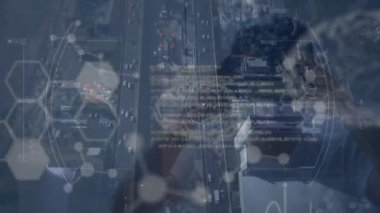 VR kulaklık takan adamın tarama ve veri işleme animasyonu. küresel teknoloji, dijital arayüz ve bağlantılar konsepti dijital olarak oluşturulmuş video.