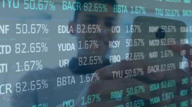 Akıllı telefon kullanarak iş adamının finansal veri işleme animasyonu. küresel iş, dijital arayüz, teknoloji ve ağ konsepti dijital olarak oluşturulmuş video.
