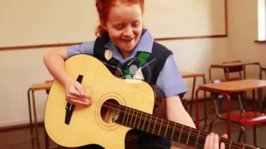 Gitarla oynayan liseli kız üzerinden bağlantı ağının animasyonu. küresel çevrimiçi eğitim, dijital arayüz, teknoloji ve bağlantılar konsepti dijital olarak oluşturulmuş video.