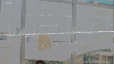 Telefon kulaklığı ile iş kadınının veri işleme animasyonu. küresel iletişim, iş dünyası, dijital arayüz, teknoloji ve ağ konsepti dijital olarak oluşturulmuş video.