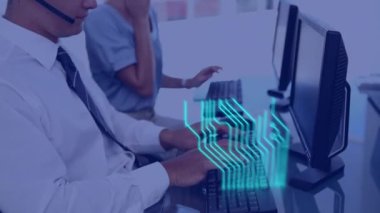 Telefon kulaklığı kullanan iş adamlarının üzerinde işlemci devre kartı animasyonu. küresel iş, veri işleme, dijital arayüz, teknoloji konsepti dijital olarak oluşturulmuş video.