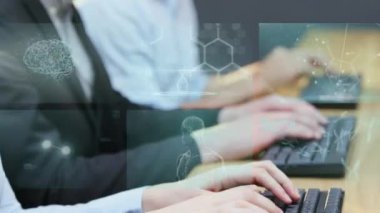 Telefon kulaklığı kullanan iş adamları üzerinden tıbbi veri işleme animasyonu. küresel iş, veri işleme, dijital arayüz, teknoloji ve ağ konsepti dijital olarak oluşturulmuş video.