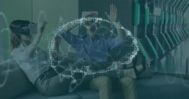 Beyin taraması ve tıbbi veri işleme arayüzünde video kulaklıktaki kadın ve erkeğin üzerinde. küresel tıbbi araştırma teknolojisi ve dijital arayüz konsepti, dijital olarak oluşturulmuş video. 