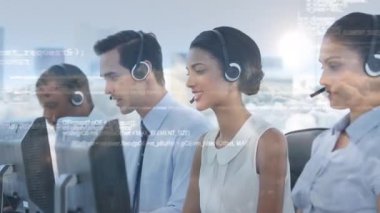 Telefon kulaklığı kullanarak iş adamlarından veri işleme animasyonu. küresel iletişim, dijital arayüz, teknoloji ve bağlantılar konsepti dijital olarak oluşturulmuş video.