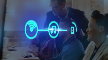 İş adamları üzerinde üç dijital simge kümesinin canlandırılması. küresel iş, dijital arayüz, teknoloji ve ağ konsepti dijital olarak oluşturulmuş video.