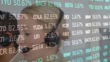 Telefon kulaklığı kullanan iş adamlarının finansal veri işleme animasyonları. küresel iletişim, iş dünyası, dijital arayüz, teknoloji ve ağ konsepti dijital olarak oluşturuldu