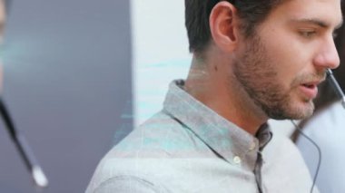 Telefon kulaklığı kullanarak iş adamlarından veri işleme animasyonu. küresel iş, veri işleme, dijital arayüz, teknoloji ve ağ konsepti dijital olarak oluşturulmuş video.