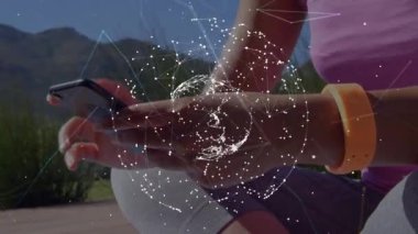 Akıllı telefon kullanarak kadınlara karşı dönen bağlantı ağı küresi. küresel ağ ve teknoloji kavramı