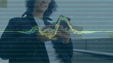 Akıllı telefon kullanan bir adamın veri işleme animasyonu. küresel iş, dijital arayüz, teknoloji ve ağ konsepti dijital olarak oluşturulmuş video.