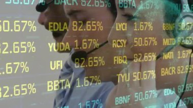 Telefon kulaklığı kullanarak iş adamlarından veri işleme animasyonu. küresel iletişim, iş dünyası, dijital arayüz, teknoloji ve ağ konsepti dijital olarak oluşturulmuş video.