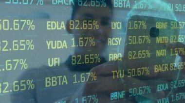 Akıllı telefon kullanan bir adamın finansal veri işleme animasyonu. küresel iş, dijital arayüz, teknoloji ve ağ konsepti dijital olarak oluşturulmuş video.