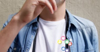 Kahve içen adamın sosyal medya simgelerinin animasyonu. küresel sosyal medya, dijital arayüz, teknoloji ve bağlantılar konsepti dijital olarak oluşturulmuş video.