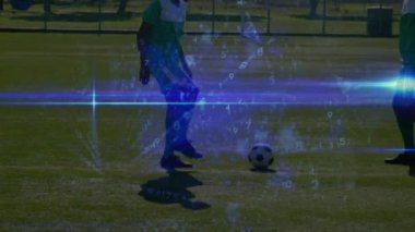 Futbolcular üzerinde veri işleme animasyonu. global spor, dijital arayüz, teknoloji ve ağ konsepti dijital olarak oluşturulmuş video.